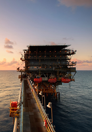 精密零件在花崗巖平臺上，用二次
元量床檢測。